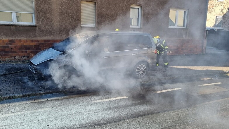 Löscheinsatz an der Langen Straße in Riesa: Dort brannte am frühen Samstagabend ein Pkw. Brandstiftung ist diesmal ausgeschlossen, so die Feuerwehr.