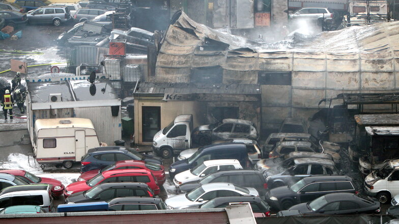 So sieht es am Autohandel in Heidenau aus, wo es am Donnerstag gebrannt hat. Zur Ursache gibt es bislang nur Vermutungen.