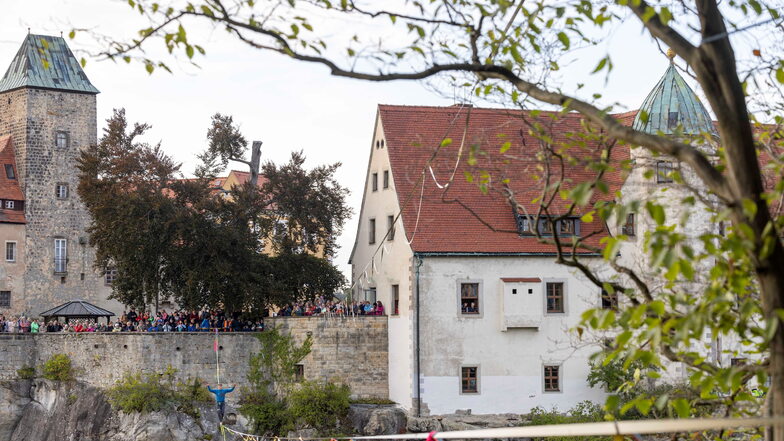 Slackliner Ruben Langer startet seinen Weltrekord-Versuch an der Burg Hohnstein. Genau gegenüber muss er ankommen.