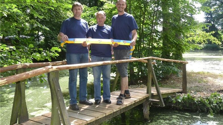 Peter Hilsberg, Horst Pohl und Henri Weniger (von links) reparierten die Brücke zur Insel im Dorfpark Diehsa.