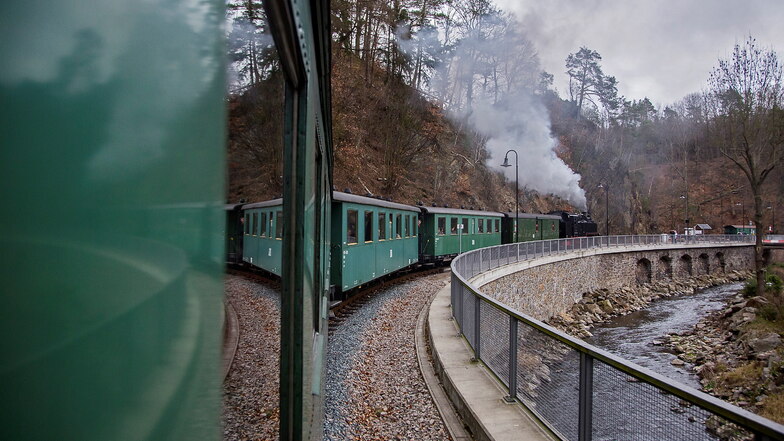 Die Bimmel dampft durch den Rabenauer Grund. Hier musste die Sächsische Dampfeisenbahngesellschaft schon die ersten Schwellen nach dem Wiederaufbau 2008 austauschen.