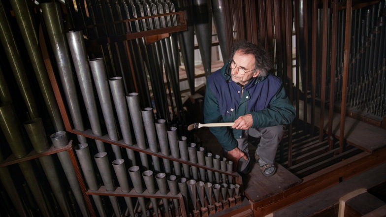 Mit dem Pinsel beseitigt Orgelbauer Andreas Hahn feinen Staub von der Silbermann-Orgel in der Dresdner Hofkirche. Das gehört mit zu den letzten Arbeiten nach der Decken-Instandsetzung im Hauptschiff.