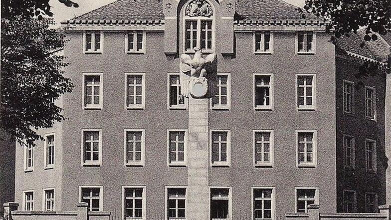 Die König-Ludwig-Kaserne in Zittau. Ende der 30er Jahre entstand dieses Bild. Das nationalsozialistische Hoheitszeichen, dessen Sockel die Zeiten bis heute überdauerte, schuf der Löbauer Bildhauer Johannes Hartstein.