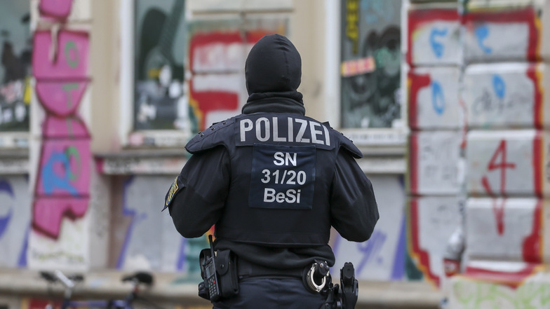 Mit mehr als 100 Einsatzkräften haben das Landeskriminalamt und die Bereitschaftspolizei am Mittwoch mehrere Objekte in Leipzig-Connewitz durchsucht.