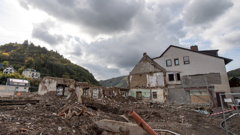 Dernau in Rheinland-Pfalz vor wenigen Tagen - drei Monate nach der Flutkatastrophe im Juli: Im Bild ein zerstörter Gasthof am Ufer der Ahr in Dernau. Zahlreiche Häuser waren im Ort so stark zerstört worden, dass sie abgerissen werden mussten.