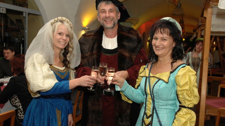 Als 2011 das 500-jährige Jubiläum des Salzhauses in Zittau gefeiert wurde, war Peter Hesse stilecht gekleidet dabei. Hier mit Juliane Helm (links) und Simone Hennig von der Kuweit.