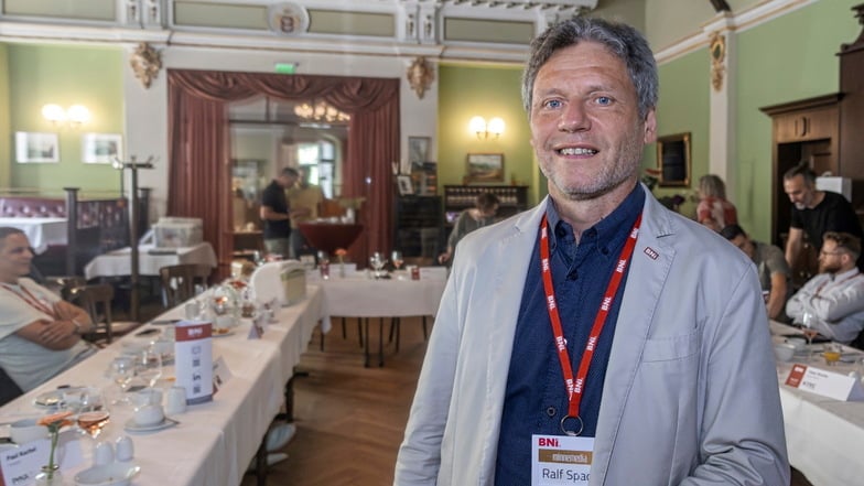 Vorsitzender Ralf Spadt ist auch schon am Morgen gut gelaunt. Besonders dann, wenn sich das BNI-Netzwerk "Karl May" zum Frühstück in der Spitgrundmühle trifft.