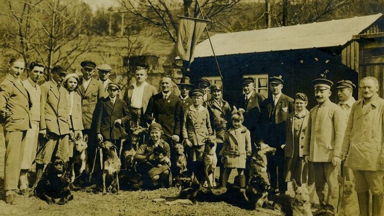 Aus dem Gründungsjahr des Waldheimer Hundesportvereins 1921 stammt dieses Foto. Schon damals gab es eine Unterkunft. Spezielle Boxen für die Tiere sind später gebaut worden.