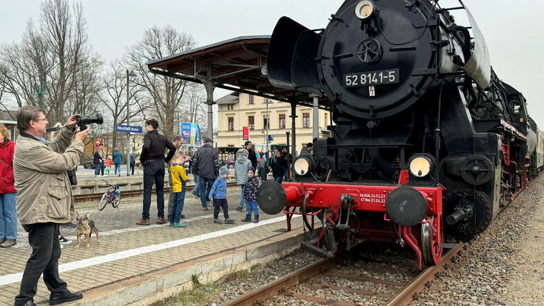 Eisenbahnfan und Hobbyfotograf Ullrich Jentzsch aus Sebnitz (links) in Aktion.