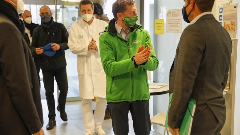 Sachsens Ministerpräsident Michael Kretschmer hat am Montagnachmittag das Zittauer Krankenhaus besucht, hinter ihm der Ärztliche Direktor des Klinikums, Dr. Mathias Mengel.