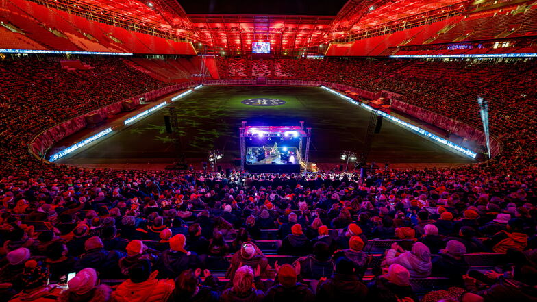 21.000 Besucher waren bei der Premiere des Weihnachtssingens von RB Leipzig am 2. Advent im Stadion.