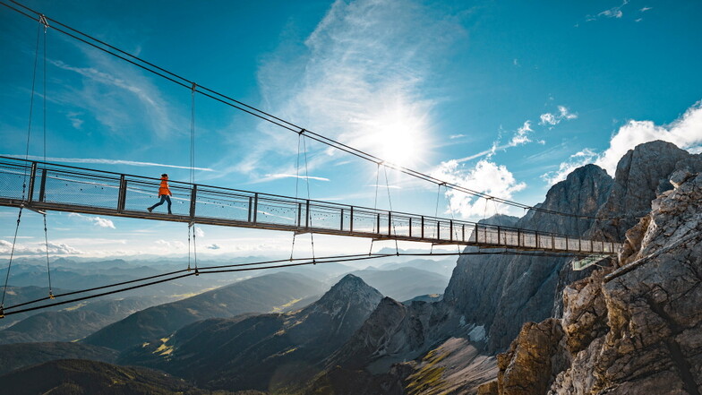 Einhundert Meter mit Kribbeln im Bauch, aber ohne Risiko: Schritt für Schritt auf der Hängebrücke am Dachstein.