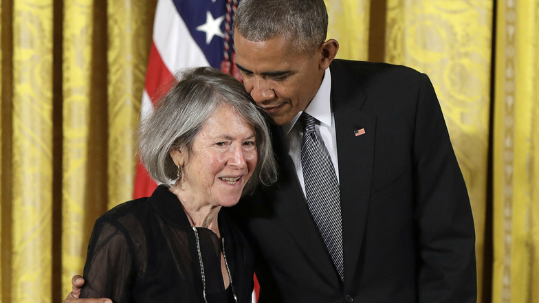 2016 umarmt der damalige US-Präsident Barack Obama die amerikanische Poetin Louise Glück bei der Verleihung der National Humanities Medal (Medaille für Geisteswissenschaften) im Weißen Haus.