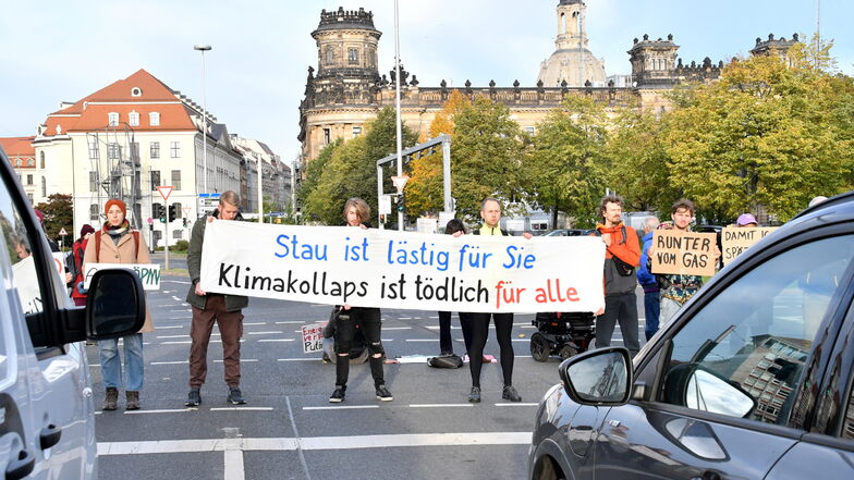 Klimaprotestgruppe blockiert Kreuzung am Hauptbahnhof in Dresden