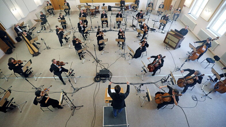 So sieht ein Konzert unter Lockdown-Bedingungen aus: die Elbland-Philharmonie bei ihrem Auftritt in Riesa.