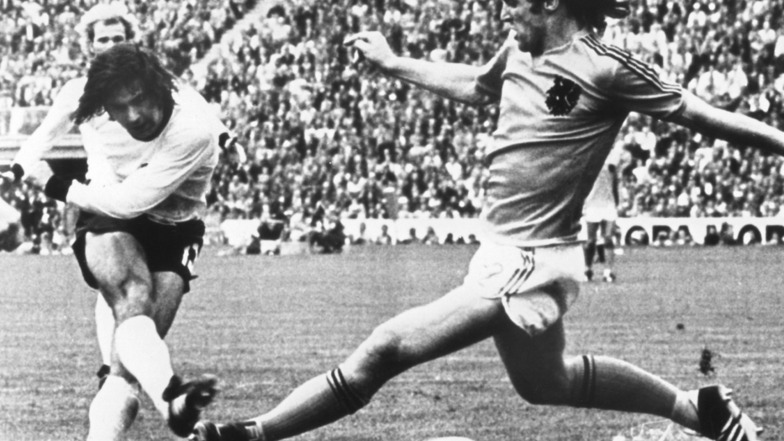 Gerd Müller (l) schießt aus der Drehung am niederländischen Abwehrspieler Ruud Krol vorbei und erzielt so den 2:1-Siegtreffer im WM-Finale 1974 in München.