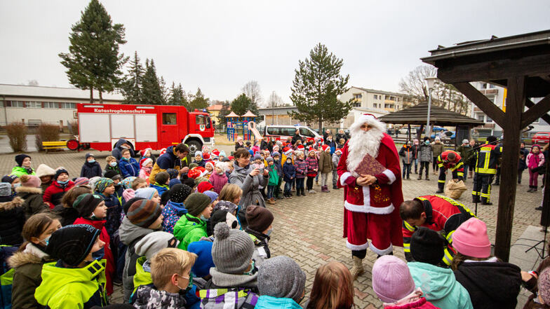 Mangels Schnee nicht mit seinem Schlitten, sondern per Feuerwehr fuhr der Weihnachtsmann am Freitag in der Bernsdorfer Grundschule vor. Er hatte jede Menge Geschenke mitgebracht. Beim Verteilen halfen die Kameraden der Feuerwehr.