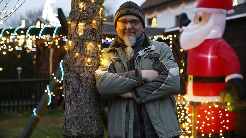 Frank Penther mit seiner leuchtenden Weihnachtsdekoration in Ruppersdorf. Für ihn waren viele Lichter schon immer ein Traum.