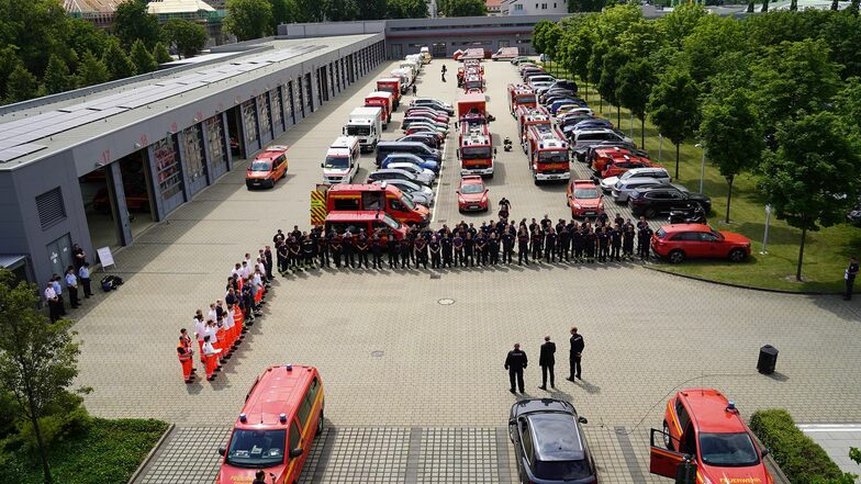Großverband der Dresdner Feuerwehr vor dem Abmarsch ins Katastrophengebiet nach Rheinland-Pfalz