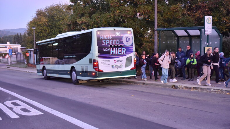 Die Polizeidirektion Görlitz hat in Radeberg Schulbusse kontrolliert und Mängel festgestellt.
