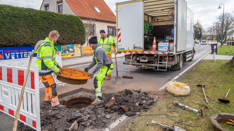 Mitarbeiter von STB See wechselten in dieser Woche die Deckel der Abwasserschächte auf der Rothenburger Straße aus.