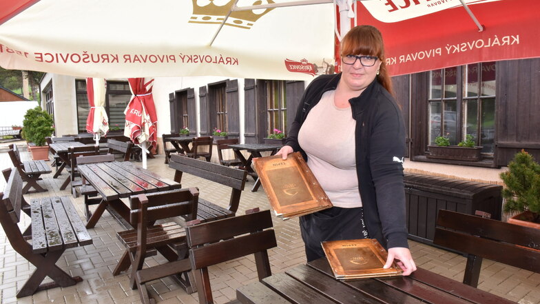 Mikulov am Stürmer Hotel Cepin: Kellnerin Jitka Vortova erwartet zumindest im Außenbereich wieder Gäste.
