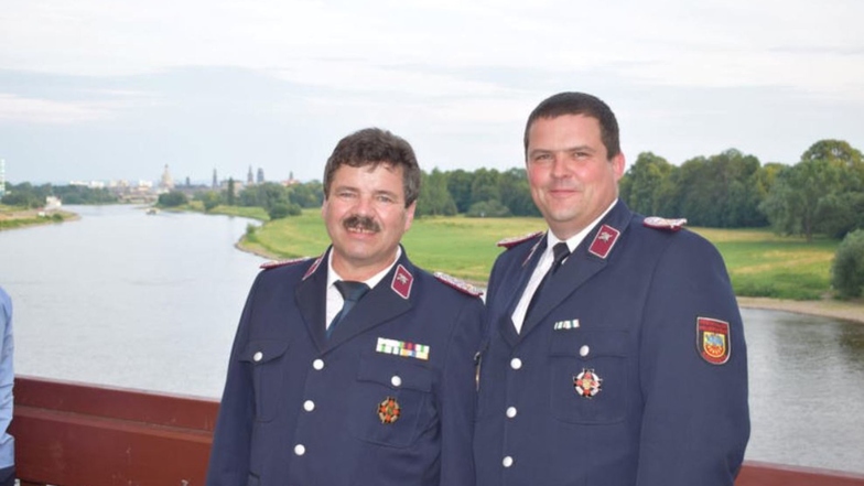 Bei Frank Höhme (re.) und Gert Schöbel war die Freude groß. Der Radeberger Feuerwehrchef und der Vorsitzende des Kreisfeuerwehrverbandes wurden mit dem Sächsischen Steckkreuz in Silber beziehungsweise Gold geehrt.