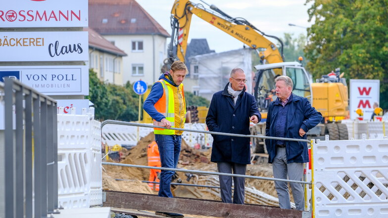 Landrat Ralf Hänsel (M.) hat sich mit Radebeuls OB Bert Wendsche (r.) und Tiefbauamtsleiter Oliver Lange ein Bild von den Bauarbeiten auf der Meißner Straße gemacht.