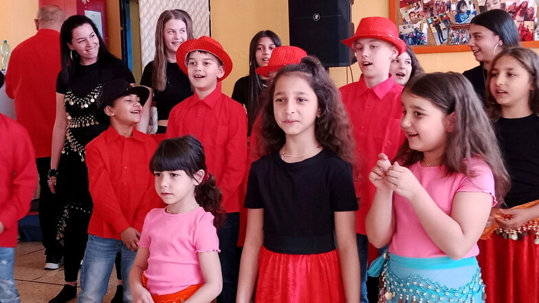 Roma-Kinder beim Auftritt in Decin: Eine beeindruckende und  gelungene Veranstaltung.