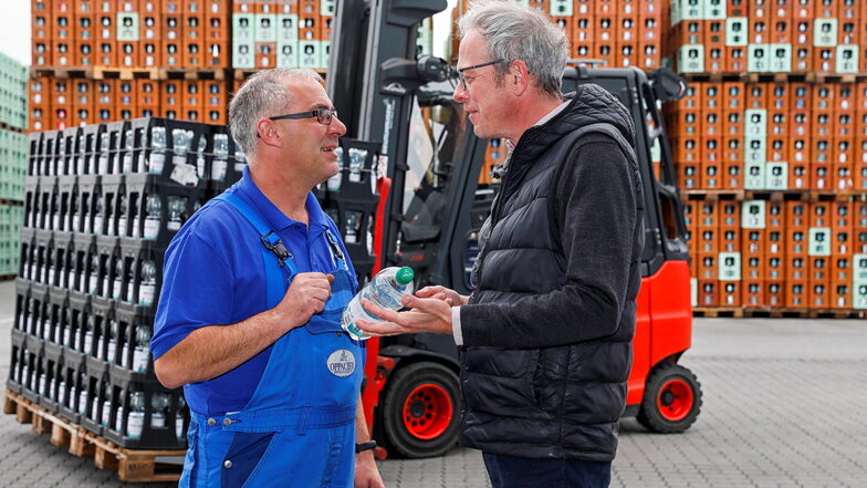 Staplerfahrer Jens Israel (links) und Marketingchef Norbert Rogge im Gespräch auf dem Betriebsgelände. Israel darf schon einen der neuen Elektro-Stapler lenken.