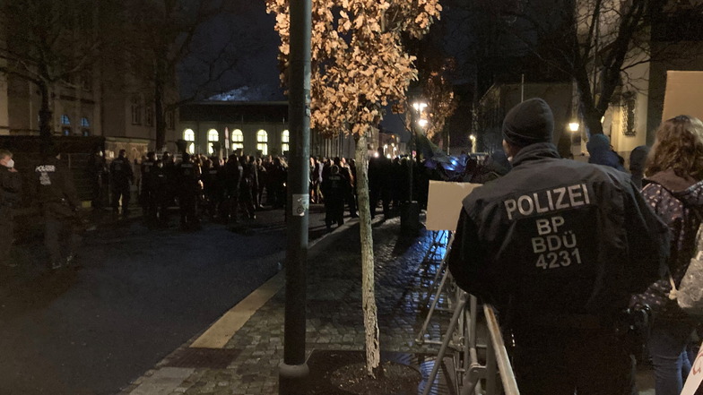 Die Polizei hielt "Spaziergänger" und Gegendemonstranten voneinander getrennt. Am Rathaus gab es eine von Beamten kontrollierte Pufferzone.
