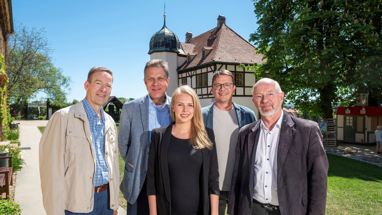 Sie wollen für die FDP in den Radebeuler Stadtrat: Raymond Sparbert, Alexander Wolf, Marie Besser, Matthias Fischer-Schäfer sowie Ex-OB Volkmar Kunze (v. l. n. r.).