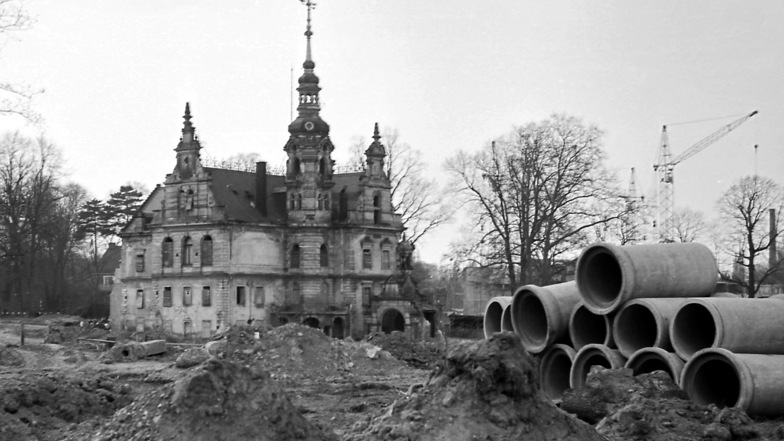 Das Schloss Prohlis 1978. Im Jahr 1985 wurde es abgerissen, nachdem es 1980 bei einem Feuer stark beschädigt worden war.