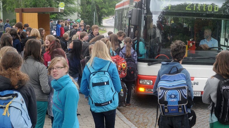 So viele Schüler, die so wie hier auf dem Archivbild mit dem Bus fahren wollen, gibt es derzeit nicht. Aber die Schulbuslinien bleiben vorerst aktiv.