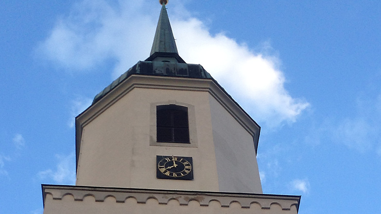 Johanneskirche Hoyerswerda, gesehen von der Kirchstraße aus. Aus den Schallluken über der Turmuhr erklingt seit Donnerstag wieder die korrekte Zeit-Angabe.
