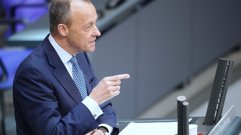 Unions-Fraktionschef Friedrich Merz will Kanzler Scholz keinen Blankoscheck für die Bundeswehr ausstellen.