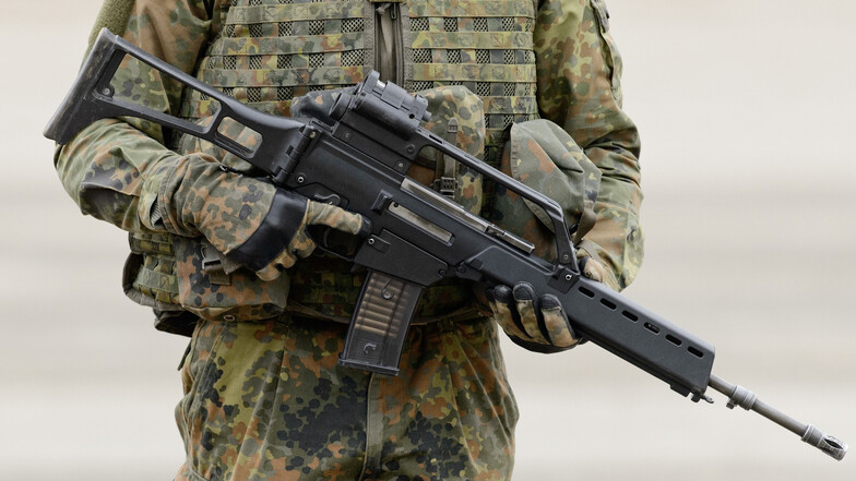 Gegen einen 40-jährigen Bundeswehrsoldaten wird "wegen Verdachts der Vorbereitung einer schweren staatsgefährdenden Gewalttattat nach § 89 a StGB" ermittelt.