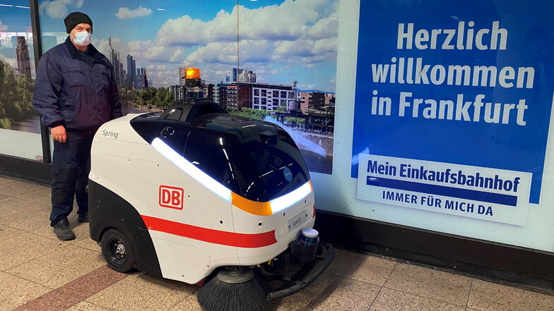 "Manni" ist am Frankfurter Hauptbahnhof im Einsatz - mit menschlicher Aufsichtsperson.