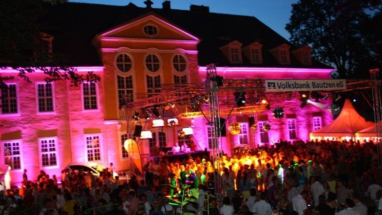 Ü-30-Party im Schlosspark    Für Sonnabend wird in den Oberlichtenauer Schlosspark zur größten Ü-30-Open-Air-Party Sachsens eingeladen. Hier kann man in märchenhafter Atmosphäre zu Lieblings-Fetenhits, dem Besten der 70er bis heute, Discofox, Schlager, aktuellen Charts und Housemusik abtanzen. Livemusik gibt es mit Diana Sorbello auf dem Mainfloor und der Rosa-Partyband aus Jena im Rock/50s-Zelt. Um Mitternacht startet ein Höhenfeuerwerk.