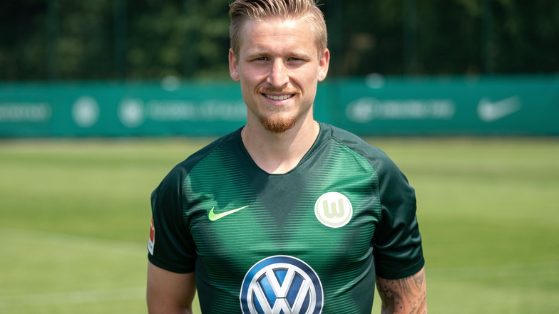 Die Farbe bleibt fast gleich, Vereins- und Sponsorenlogo ändern sich: Marvin Stefaniak wechselt von Wolfsburg nach Fürth.