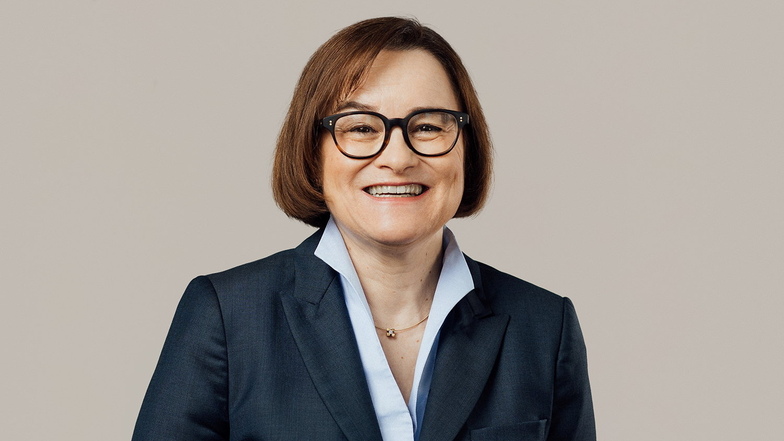 Susanne Klaußner ist Geschäftsführende Gesellschafterin der DIR Deutsche Investment Retail GmbH aus Nürnberg. Die DIR wiederum arbeitetet als Spezialist für die Handelsimmobilienfonds der Deutsche Investment Kapitalverwaltung AG, die im Frühjahr 2021 den 