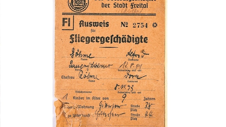 Ingeburg Steins Eltern bekamen einen Ausweis für Fliegergeschädigte. Sie hatten alles verloren. Foto: Thomas Morgenroth