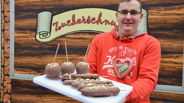 Patrick Kunth stellt die mit belgischer Schokolade umhüllten Früchte auf Vorbestellung her.