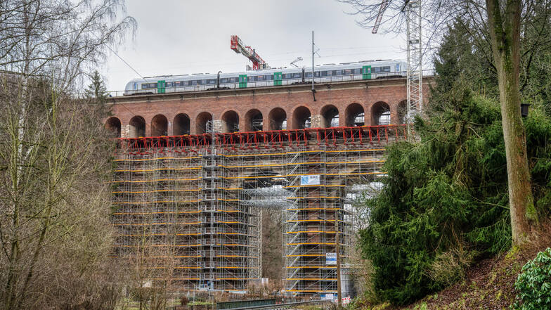 Bis Ende 2020 wird das Heiligenborner Eisenbahnviadukt zwischen Waldheim und Mittweida modernisiert. Die Natur- und Ziegelsteinflächen des 1852 erbauten Gemäuers werden grundlegend saniert und die Fahrbahnplatte erneuert. Kosten: 13 Millionen Euro.