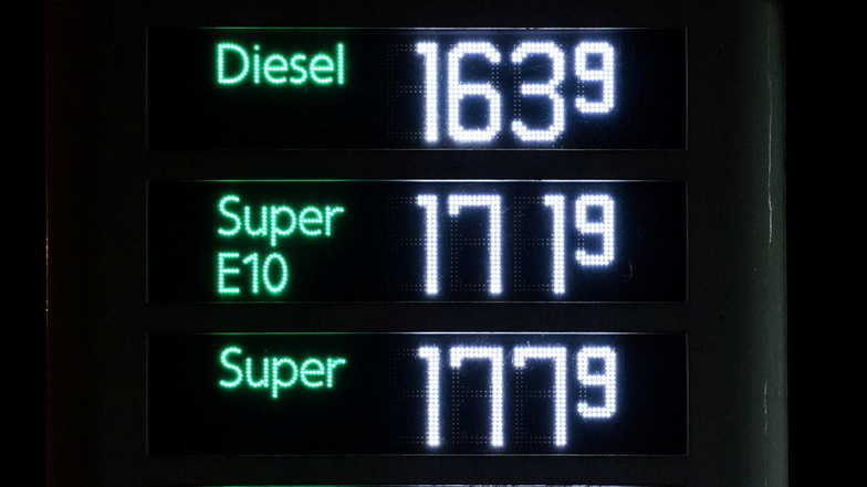 Kraftstoff ist so teuer wie nie. Mit ein paar Tipps kann man dennoch sparen.