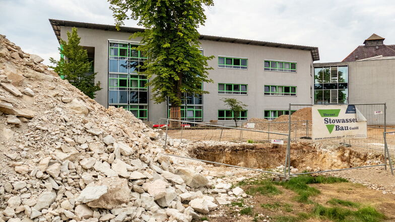 Der ehemalige Park des Klinikums ist derzeit eine Baustelle. Dort entsteht ein Anbau für verschiedene Bereiche.