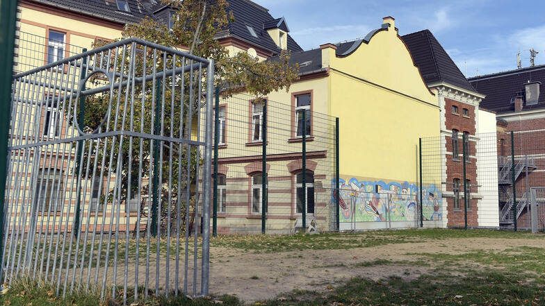 Auf dem Bolzplatz vor der Peter-Apian-Oberschule spielten schon viele (ehemalige) Schüler. Im Schulverein engagieren sich nur wenige.