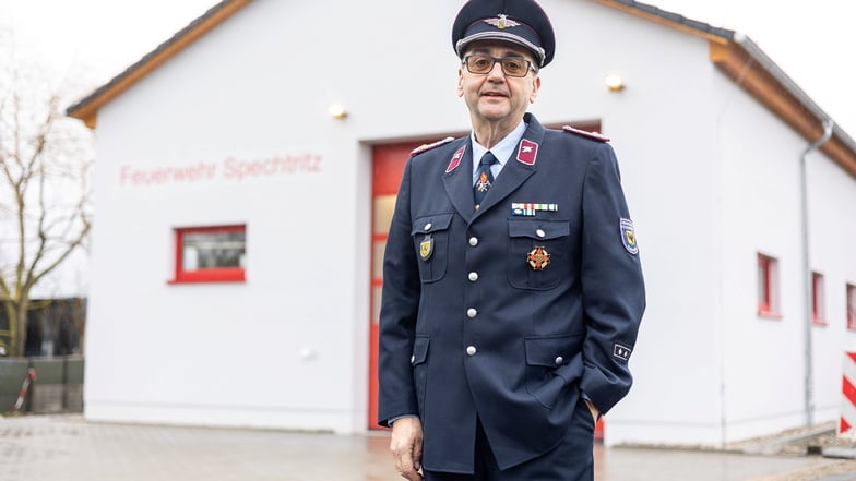 Rabenaus Feuerwehrchef Armin Groß vor dem neuen Gerätehaus in Spechtritz: Auf dessen Einweihung freuen er und seine Kameraden sich bereits.