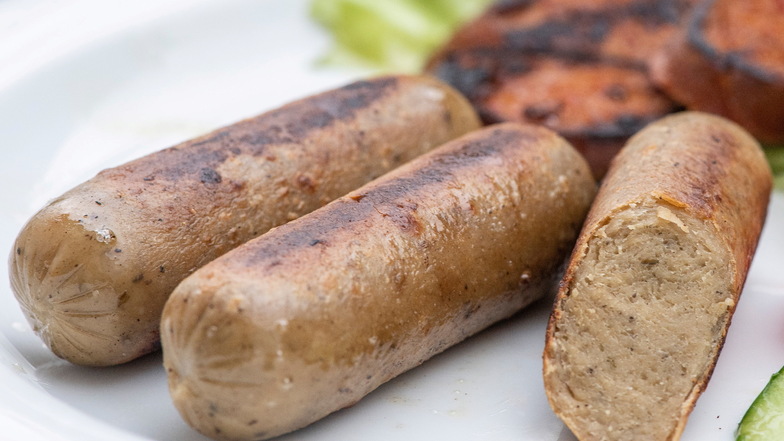 Fleischlose Produkte liegen im Trend, beim Grillen auch als vegetarische oder vegane Bratwürste. Laut "Öko-Test" enthalten diese oftmals Rückstände aus Mineralöl.