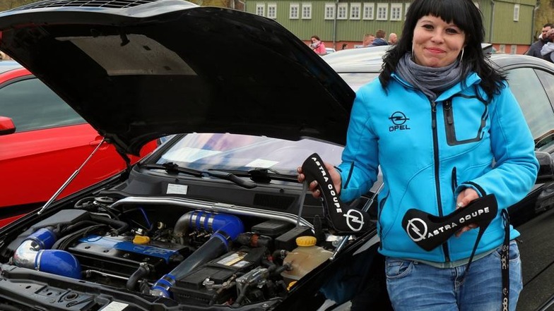 Tina Schulze aus Mühlbach (Glashütte) hat zu ihrem getunten Opel Astra Coupe´ 2,0l Turbo , 315PS, gleich die passenden Highheels mit dabei.